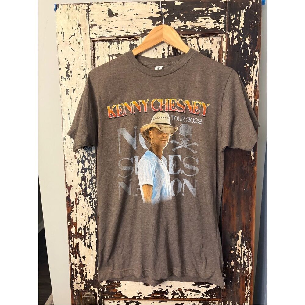 Kenny Chesney 2022 here and Now official Tour tee No Shoes Nation. Size Medium
